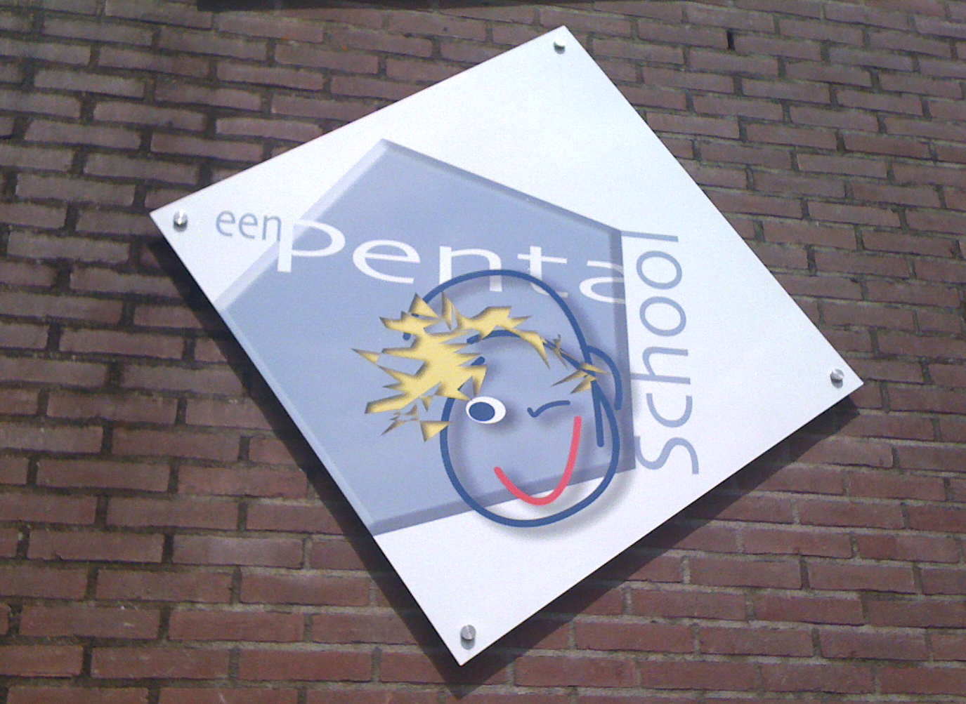 Borden op scholen maken Stichting Penta zichtbaar in Hoorn